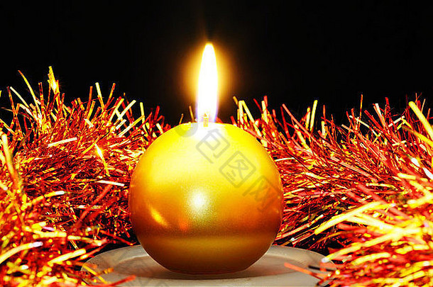 轮黄金圣诞节蜡烛坐着色彩鲜艳的俗丽的集黑色的背景