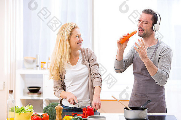 视图年轻的有吸引力的夫妇有趣的厨房