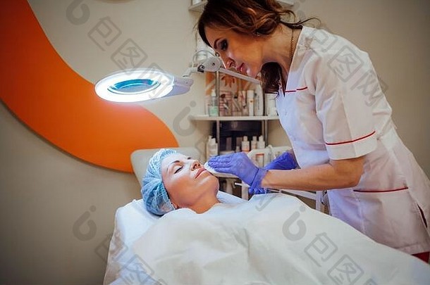 医生美容师使注射注射器脸