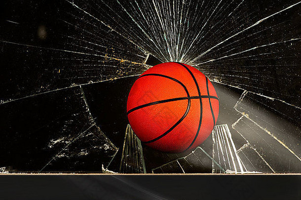 篮球破碎的窗口