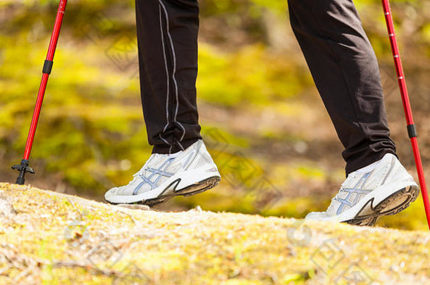 北欧走特写镜头女腿徒步旅行森林公园活跃的健康的生活方式