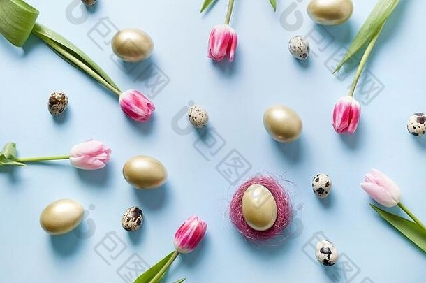 复活节作文粉红色的郁金香金鸡蛋巢蓝色的背景前视图复制空间快乐复活节假期问候卡