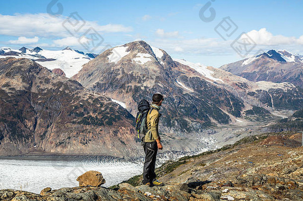 男人。徒步旅行加拿大边远地区崎岖的山峰冰川边境英国哥伦比亚阿拉斯加