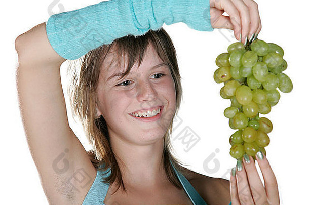 年轻的女孩吃葡萄食物水果女享受女人口极端的关闭白色脸眼睛葡萄