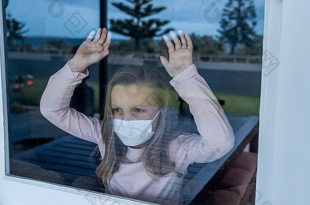 科维德封锁抑郁孤独的女孩脸面具窗口检疫伤心生病的孩子隔离首页