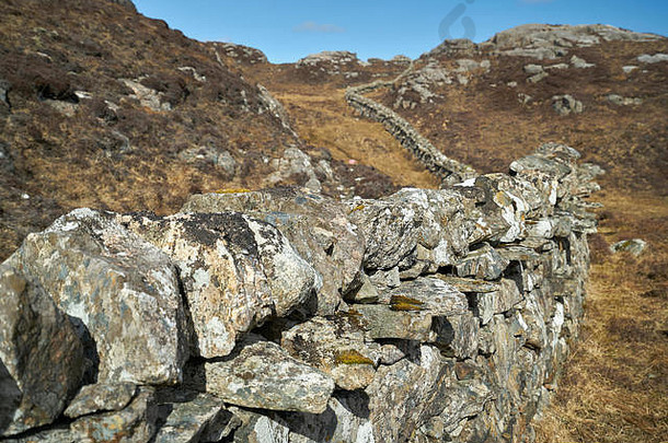 不寻常的石头墙建花岗岩巨石风岩石景观乌伊格岛刘易斯苏格兰