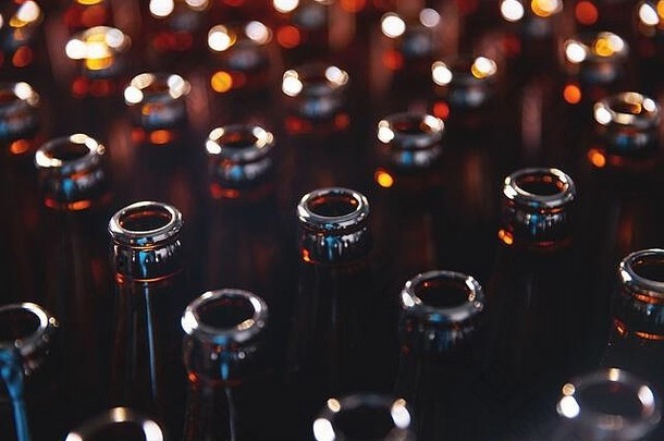 玻璃瓶啤酒黑暗背景概念啤酒厂植物<strong>生产</strong>行