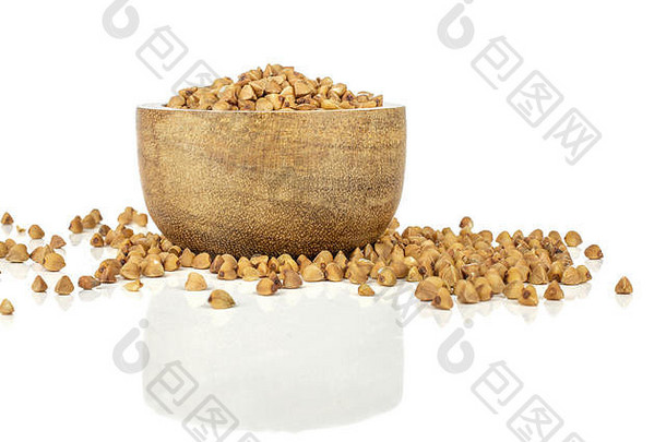 很多有壳的生棕色（的）<strong>荞麦</strong>粮食木碗孤立的白色背景
