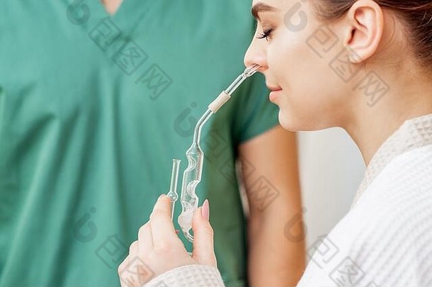 女人接收鼻吸入马霍尔达至关重要的石油鼻子水疗中心