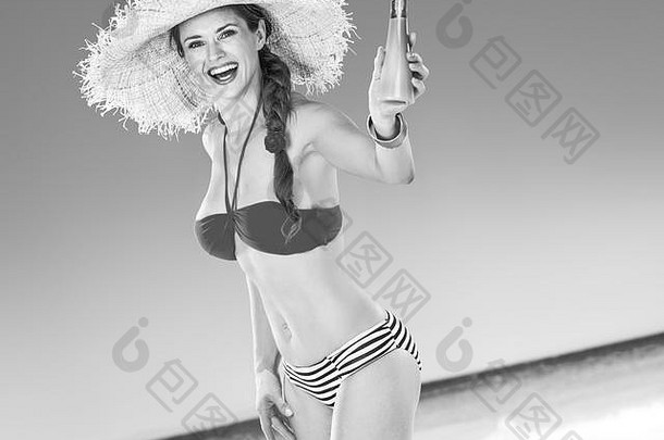 完美的夏天快乐适合女人海滩显示太阳奶油