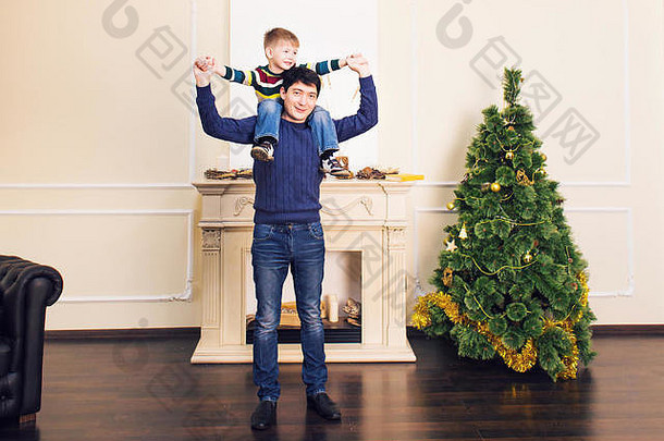 快乐家庭父亲孩子婴儿男孩圣诞节树