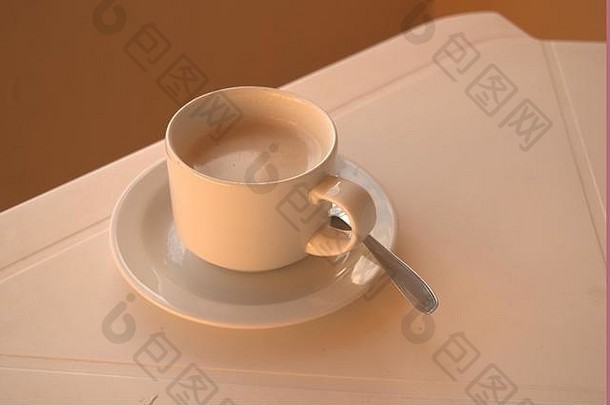 温暖的苦咖啡白色塑料表格勺子飞碟下面等待喝土块天气12月
