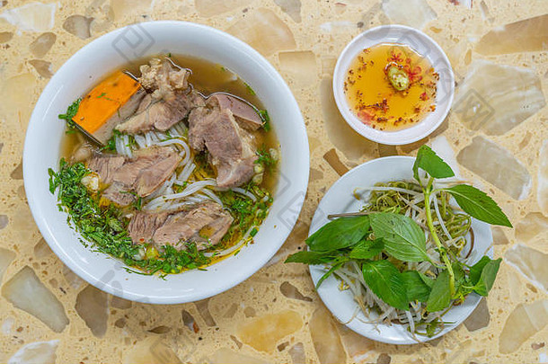 美味的自制的越南牛肉面条汤表格