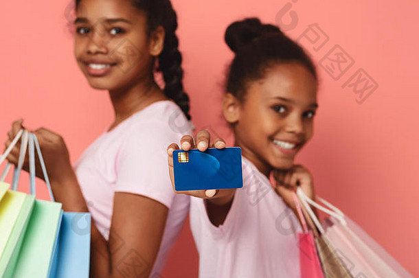 微笑非洲女孩购物袋推荐信贷卡