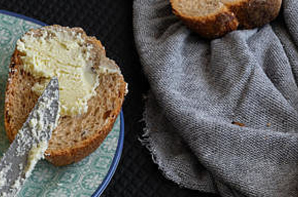 燕麦切片面包新鲜的黄油健康的吃概念
