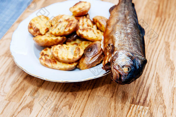 木表格视图烟熏鱼支持土豆美味的手使有机生物食物
