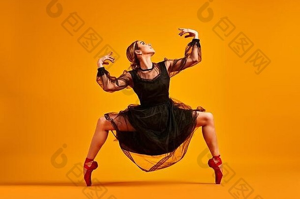 芭蕾舞舞者经典芭蕾舞女演员跳舞孤立的黄色的背景跳舞格蕾丝艺术家当代运动行动运动概念