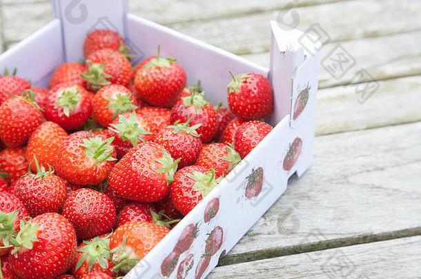 新鲜的草莓纸板纸箱木表格