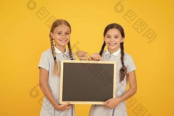 新鲜的学校信息复制空间学校新闻真正的信息女孩持有写作表面黄色的背景孩子们黑板写作信息空白董事会信息