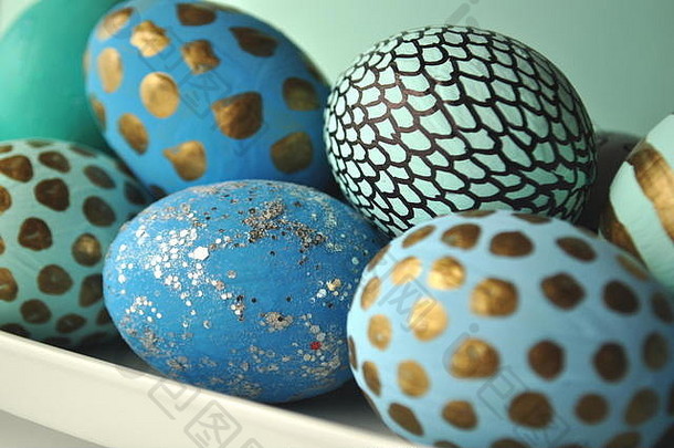 装饰复活节鸡蛋黄金波尔卡点薄荷蒂尔阿卡蓝色的背景风格股票图像复制空间复活节春天主题