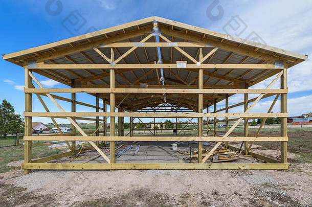 车库建设郊区美国木木屋顶桁架系统灰色的波纹金属包层面板屋顶
