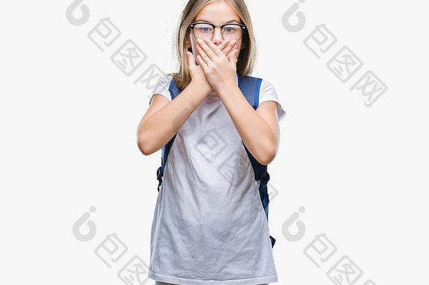 年轻的美丽的聪明的学生女孩穿背包孤立的背景震惊了覆盖口手错误秘密概念