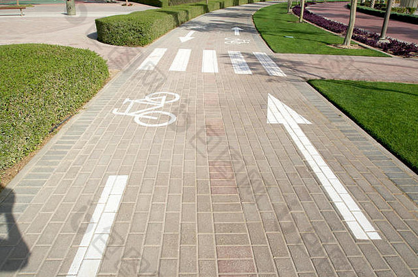 迪拜-阿尔巴沙池塘公园自行车车道向上<strong>向下箭头</strong>