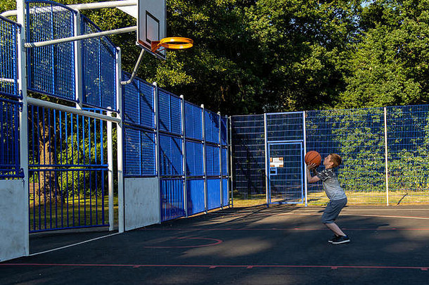 青少年男孩拍摄篮子球公园