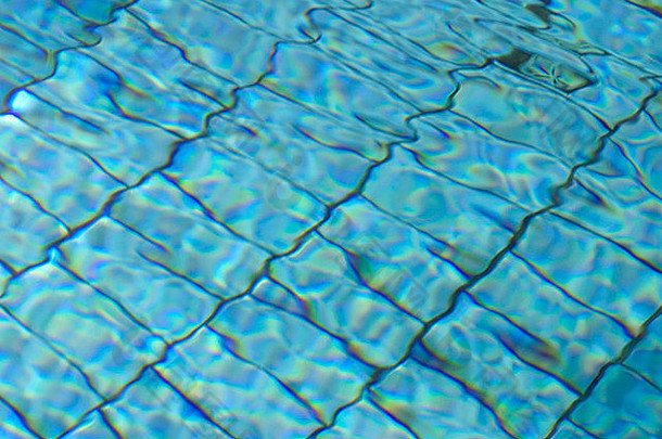 蓝色的诱人的游泳池蓝色的水
