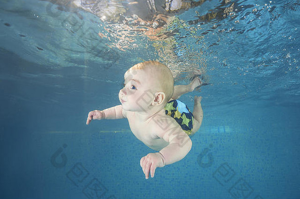 婴儿男孩学习游泳水下游泳池健康的家庭生活方式孩子们水体育活动孩子发展疾病