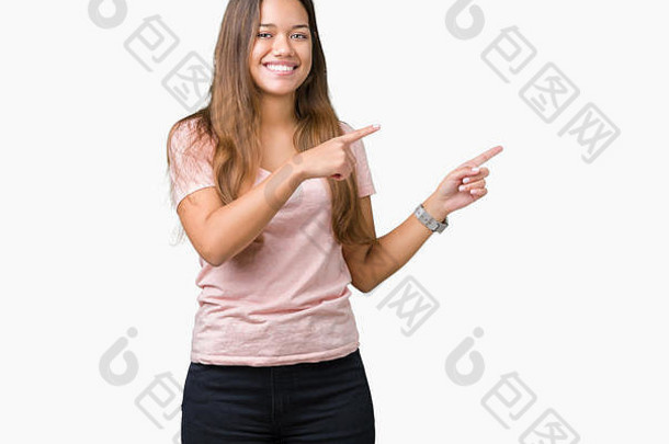 年轻的美丽的浅黑肤色的女人女人穿粉红色的t恤孤立的背景微笑相机指出手手指