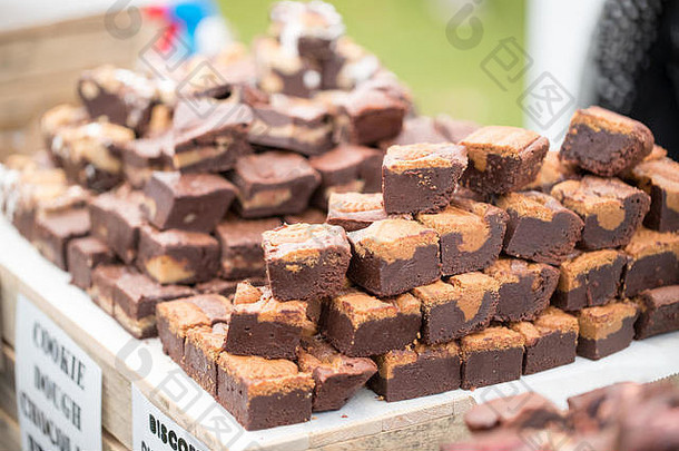 感伤的美味的巧克力布朗尼整齐堆放出售市场摊位食物节日