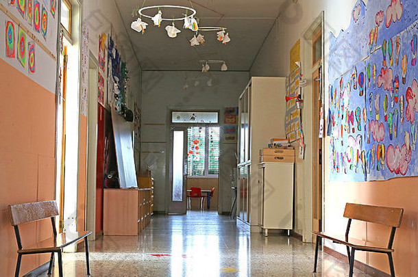 长走廊中庭幼儿园图纸墙孩子们