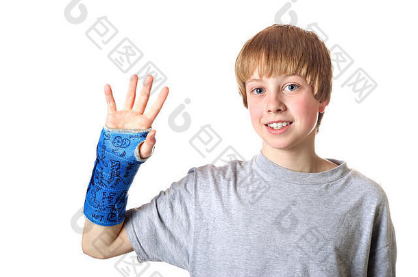 微笑十几岁的男孩破碎的手臂
