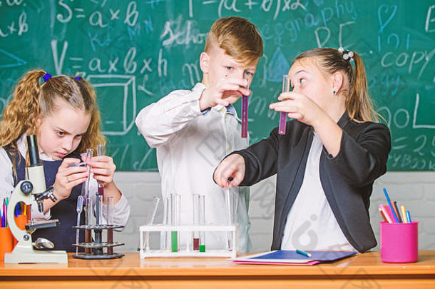 学校的东西生物学实验显微镜化学科学女孩男孩实验室孩子们收入化学学校实验室孩子们科学快乐研究生
