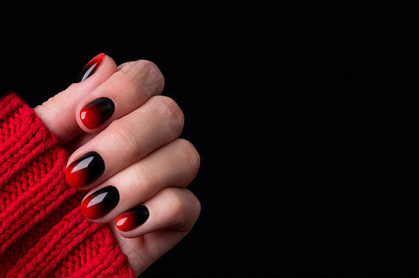 女手红色的黑色的阴影。梯度指甲毛衣