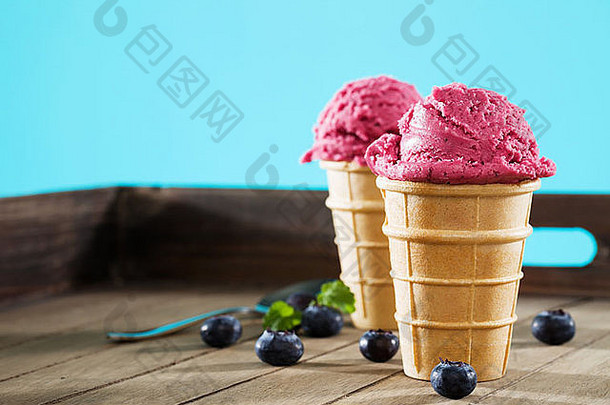 蓝莓冰奶油华夫饼木蓝色的背景