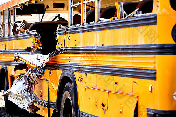 学校公共汽车损害车辆事故碰撞
