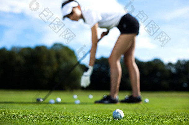 女孩玩高尔夫球