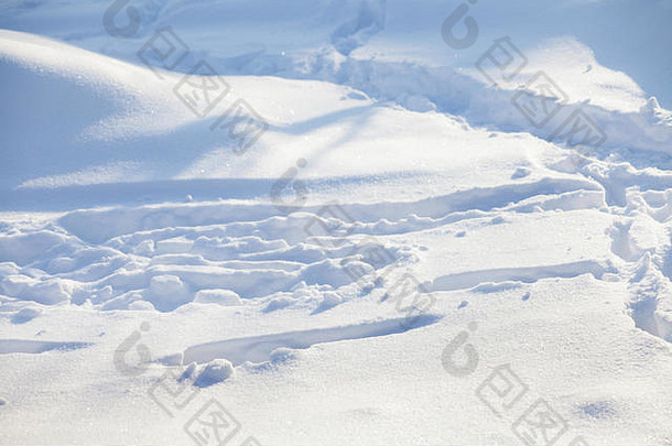 自然雪变形冬天背景阳光明媚的一天雪景观雪地里