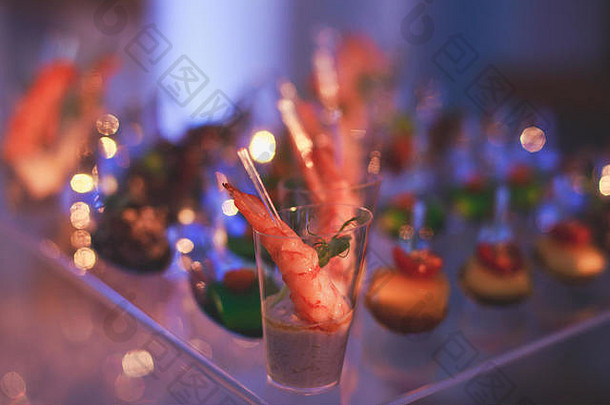 漂亮的装饰餐饮宴会表格食物零食开胃菜三明治鱼子酱新鲜的水果企业聚会，派对事件