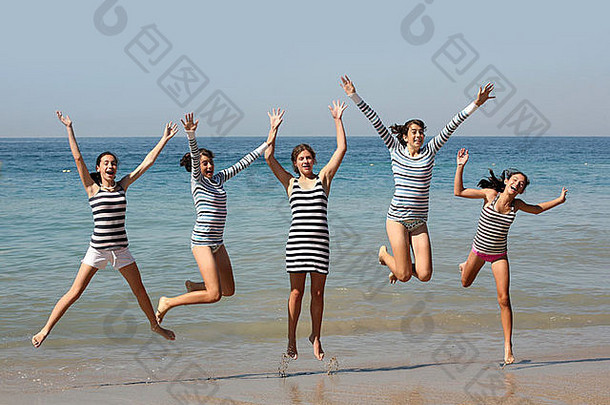十几岁的女孩跳海滩