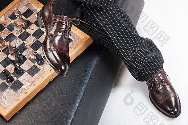 男人。但人裤子裤子国际象棋chess-man柴郡猫战警工作室玩游戏孤立的背景家具扶手椅坐着