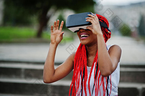 时尚非洲美国业务女人粉红色的裤子红色的怕见虚拟现实眼镜户外
