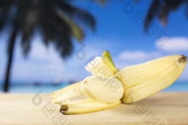 新鲜的黄色的香蕉打<strong>开飞机</strong>棕榈树海滩背景