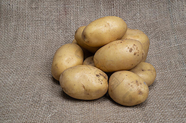 土豆新鲜的土豆土豆黄麻袋自然产品外观产品食物摄影