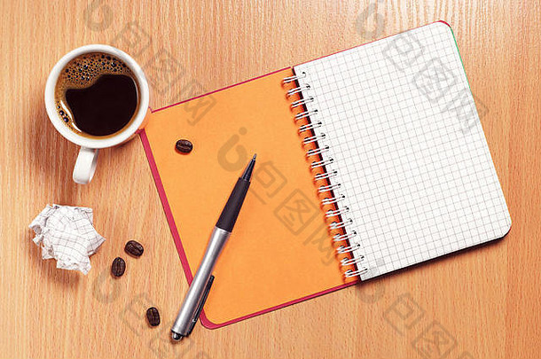 杯咖啡笔记事本皱巴巴的纸桌子上前视图