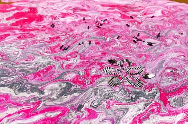 表面摘要绘画流动粉红色的银丙烯酸油漆装饰妙脆角