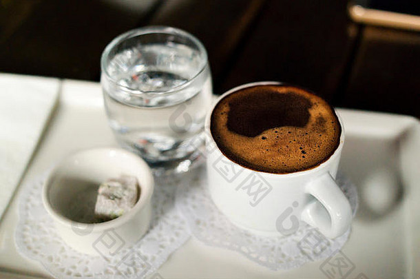 咖啡水土耳其高兴的是木表格泡沫土耳其咖啡