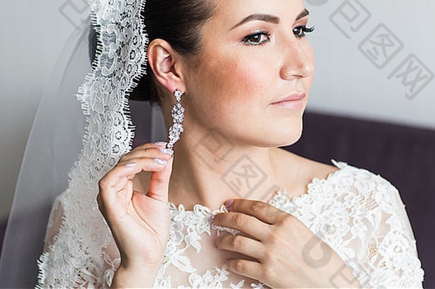 美Jewelery概念女人穿闪亮的钻石耳环